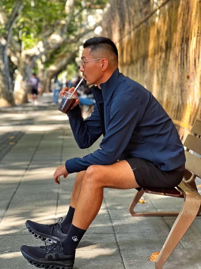 鞋别穿Nike、阿迪换成4个中产品牌更高级B—sports必一答应我：中年男人运动(图2)