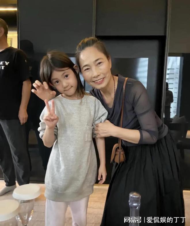 亲打扮朴素老气秦舒培素颜皮肤真好必一体育陈冠希陪老婆回河南老家探