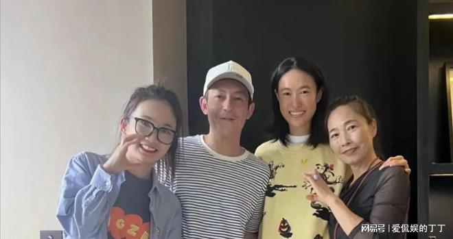 亲打扮朴素老气秦舒培素颜皮肤真好必一体育陈冠希陪老婆回河南老家探(图2)