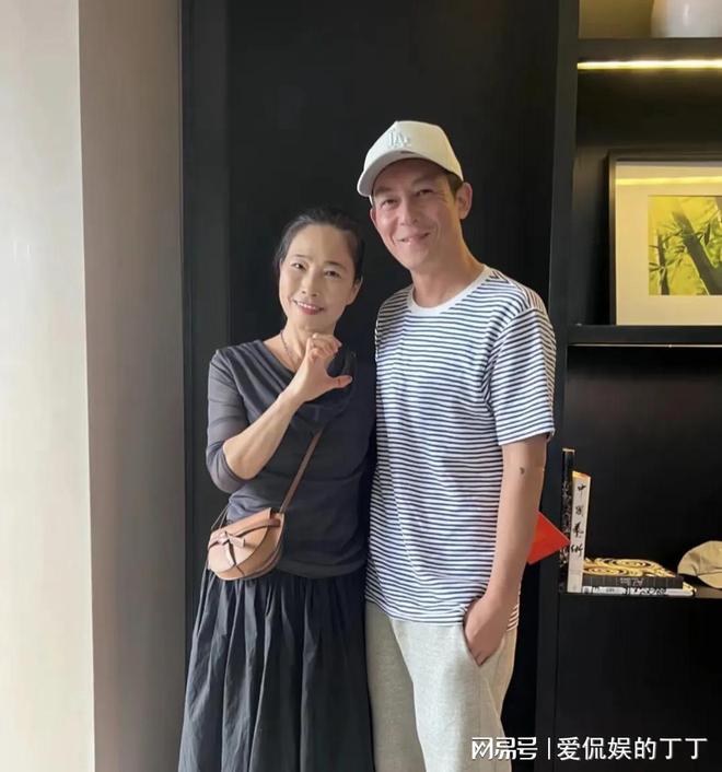 亲打扮朴素老气秦舒培素颜皮肤真好必一体育陈冠希陪老婆回河南老家探(图3)