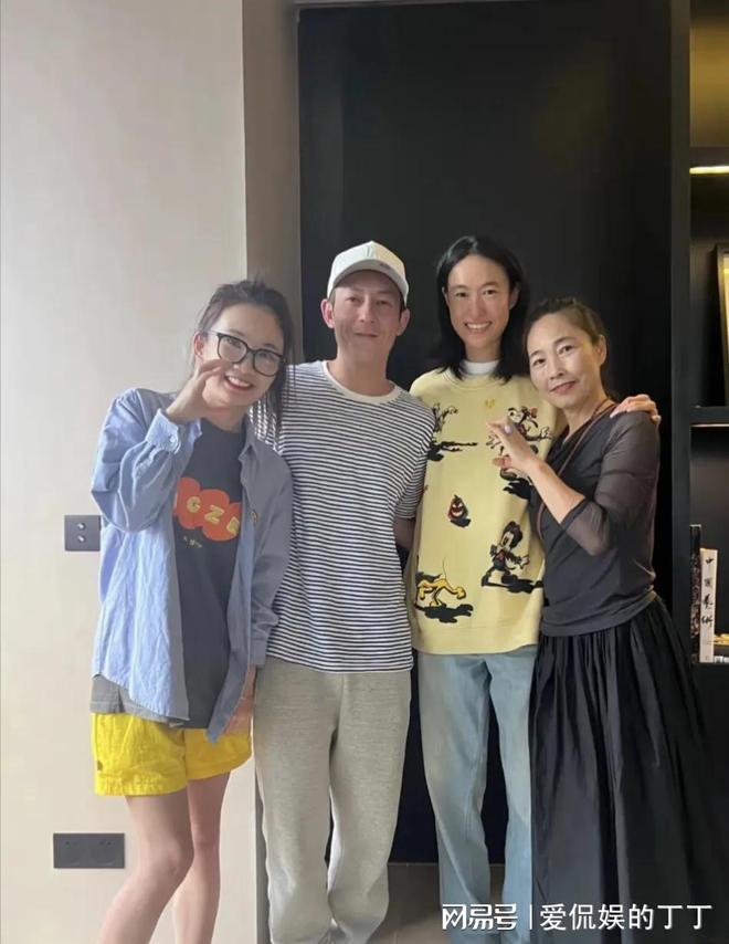 亲打扮朴素老气秦舒培素颜皮肤真好必一体育陈冠希陪老婆回河南老家探(图5)
