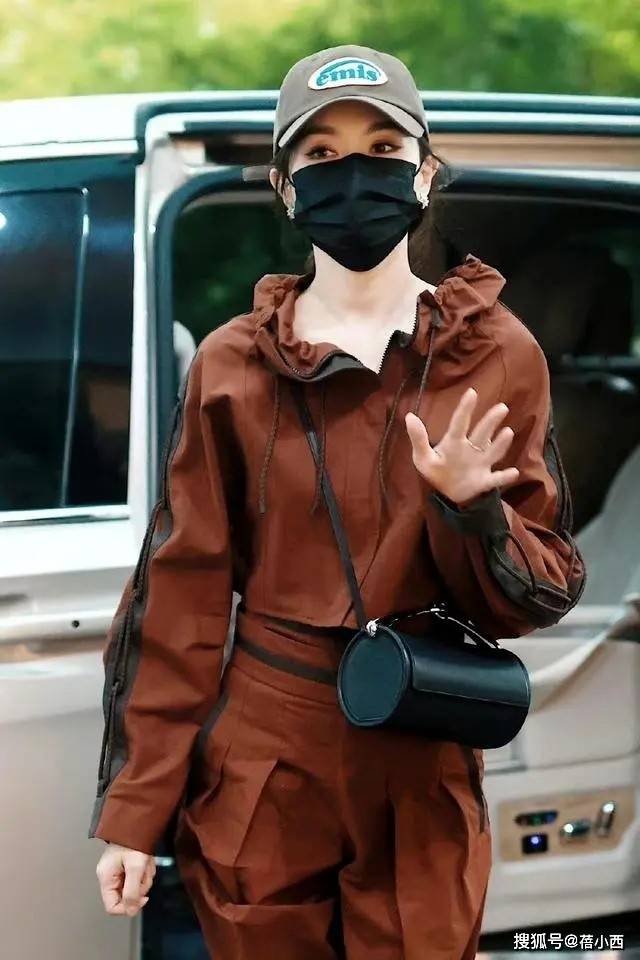 拉德新穿法：短外套阔腿裤运动鞋高级又洋气Bsport体育最新网址唐嫣又带火了美(图8)