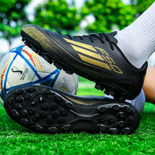 足球鞋F50新款专业运动鞋介绍必一运动迈向胜利的第一步：梅西(图1)